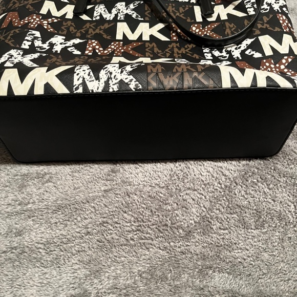 Michael Kors Jet Set Carryall Tote - Picture 4 of 4